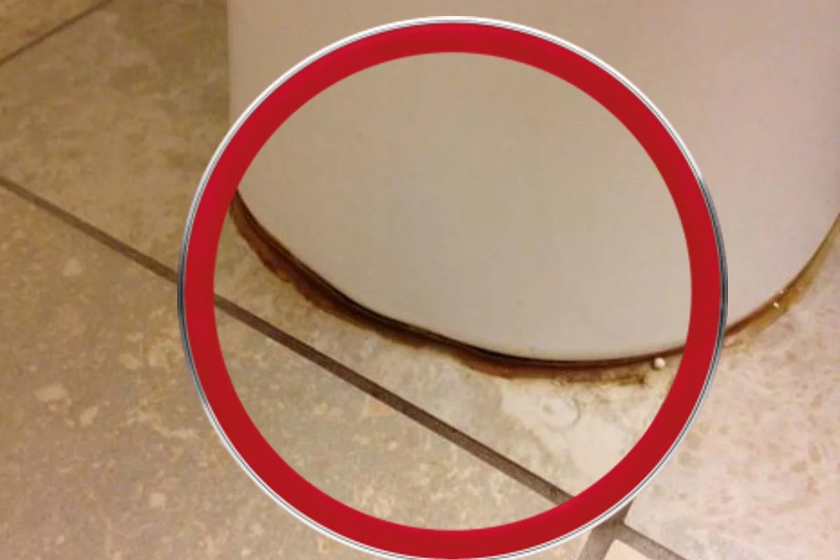 Te explicaré cómo deshacerte del anillo oscuro alrededor del inodoro sin arruinar el suelo.