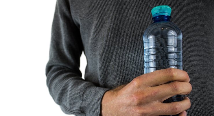 Hombre con una botella de plástico en la mano