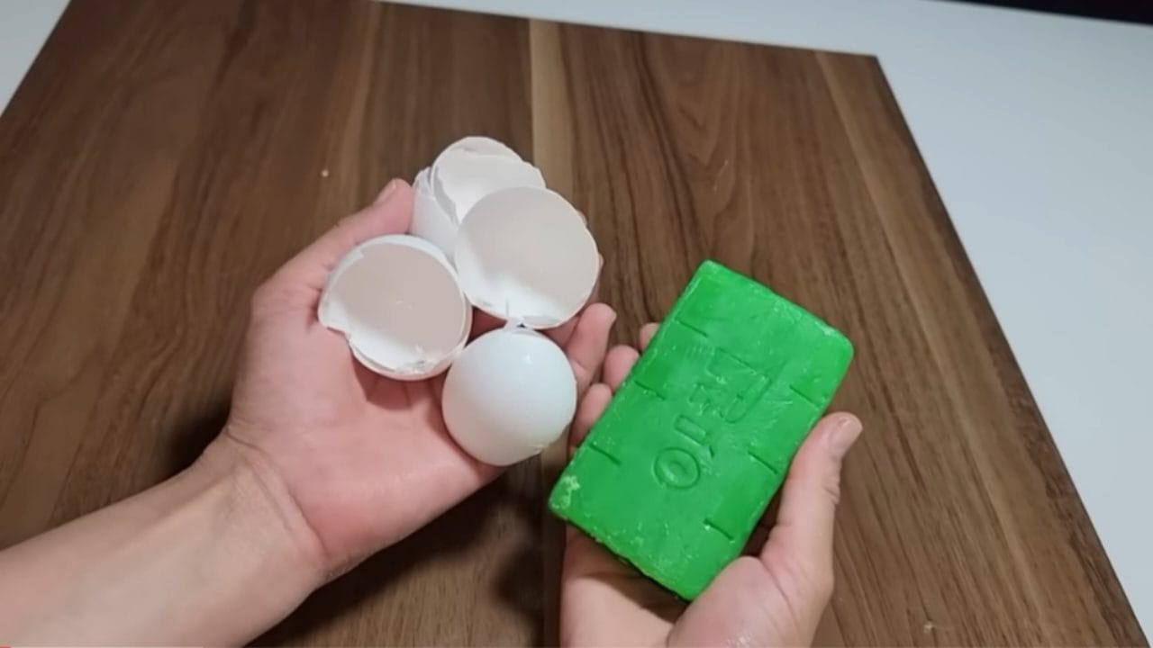 3 cáscaras de huevo y una barra de jabón