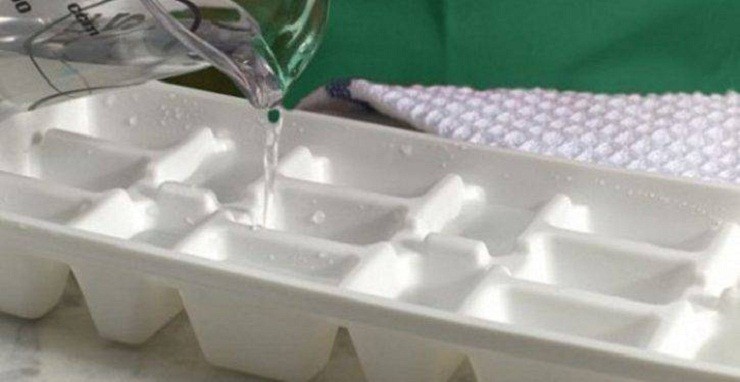 agua hirviendo en el recipiente de hielo