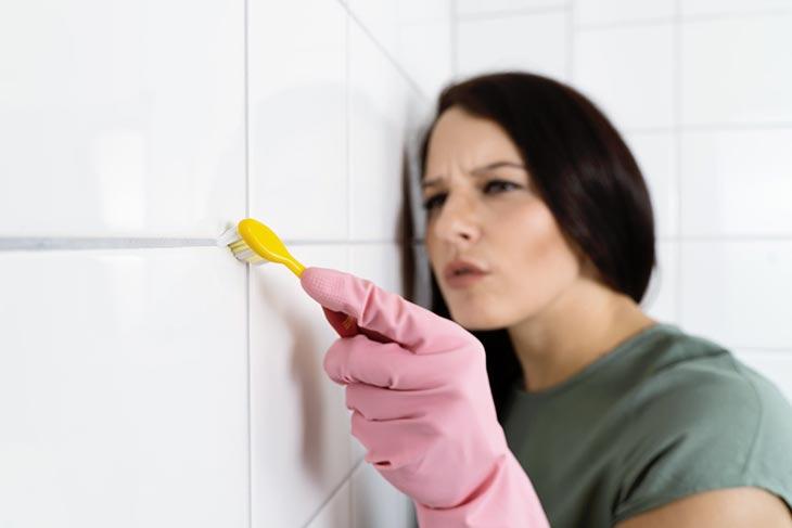 Limpieza de lechada de azulejos blancos