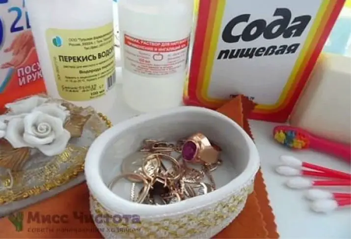 ¿Los anillos se volvieron negros? 3 trucos infalibles para limpiar joyas ennegrecidas – Mis Consejos Jardinería