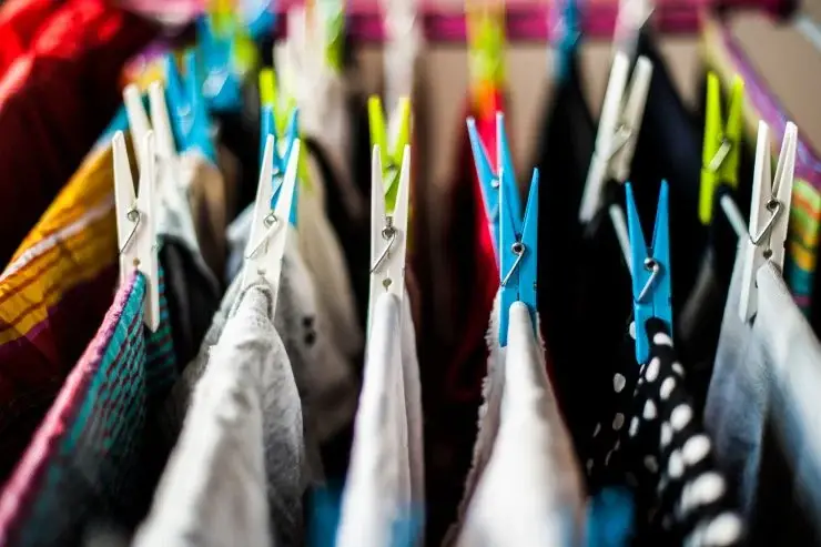 ¿Marcas de horquilla en la ropa colgada? Nunca he tenido este problema gracias a los trucos de mi madre – Mis Consejos Jardinería