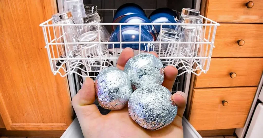 ¿Por qué es imprescindible poner una bola de papel de aluminio en el lavavajillas? – Mis Consejos Jardinería