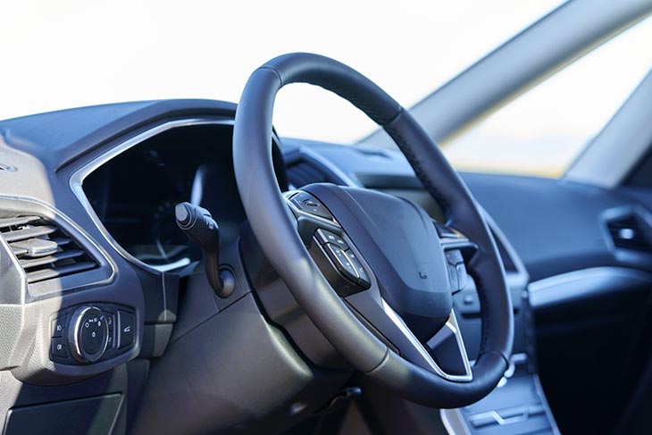 Un volante de coche de cuero