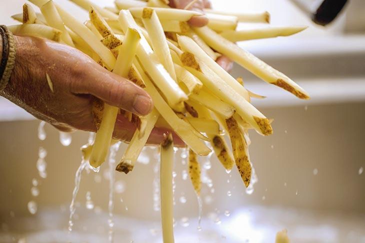 lavar las papas fritas