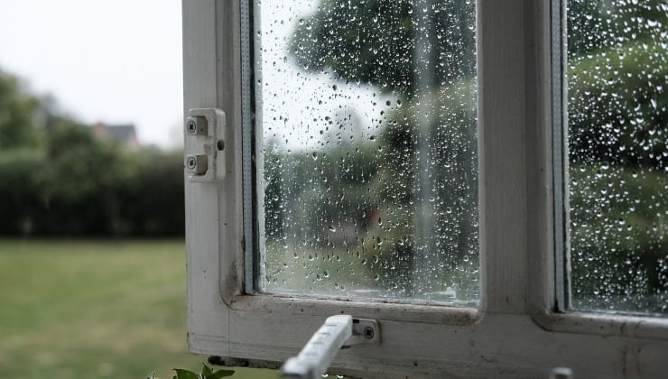 Abre las ventanas de la casa.