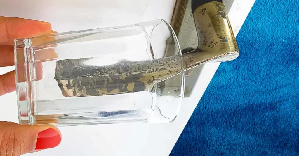 ¿Por qué tienes que colgar un vaso en la manija de la puerta cuando duermes en un hotel? El truco muy útil que te ahorra problemas