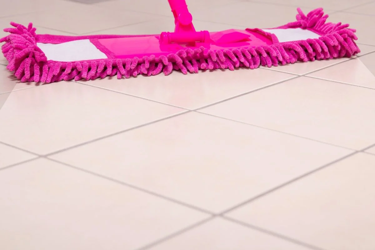 ¿Suelos inmaculados sin usar detergentes químicos? ¡Se puede hacer!