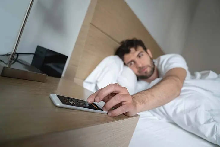 ¿Usas tu teléfono como alarma por la mañana? Deja de hacerlo, no es recomendable. – Mis Consejos Jardinería