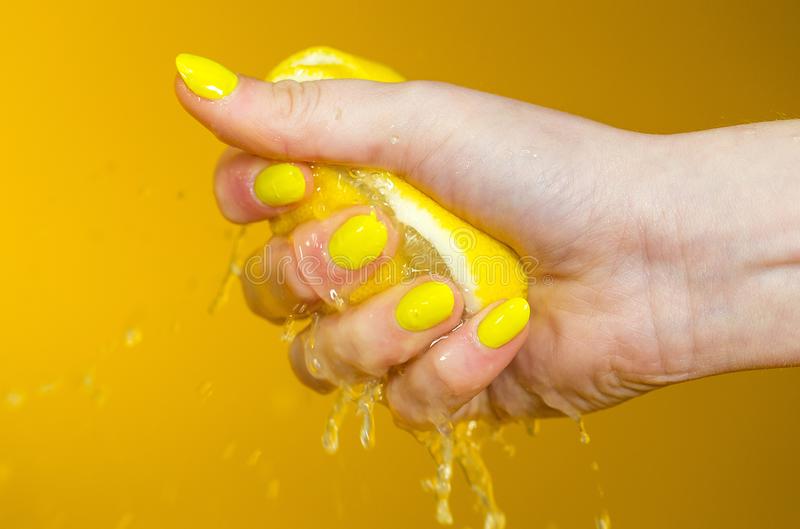 Nunca tires los limones exprimidos, aquí tienes unos prácticos consejos para volver a utilizarlos – Mis Consejos Jardinería