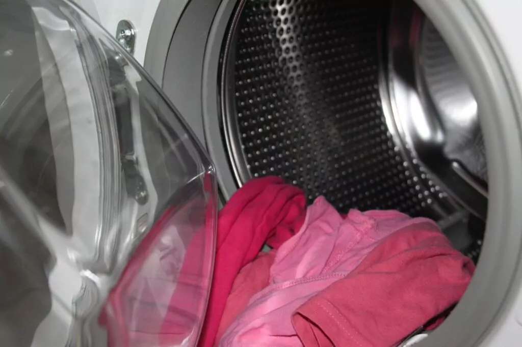 Ropa de color en la lavadora