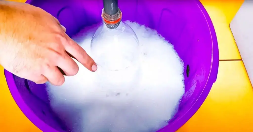 ¿Cómo hacer una lavadora con solo un balde y una botella? El truco poco conocido para lavar la ropa – Mis Consejos Jardinería