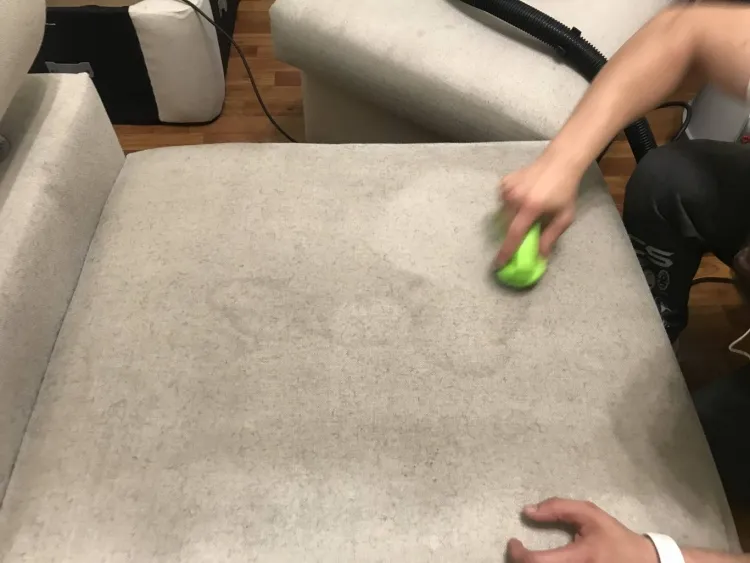 Cómo limpiar un sofá de tela, manchas de polvo, tapicería opaca