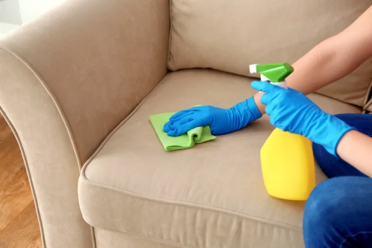 cómo limpiar un sofá de tela muebles ligeros use paños de cepillo ligeros