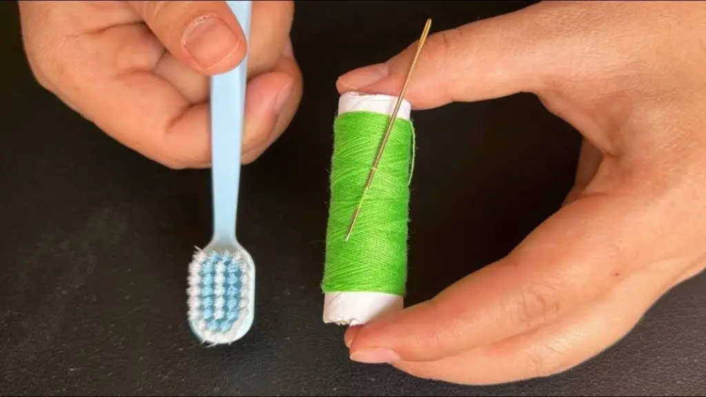 Enhebrar una aguja nunca ha sido tan fácil: hazte con un cepillo de dientes – Mis Consejos Jardinería