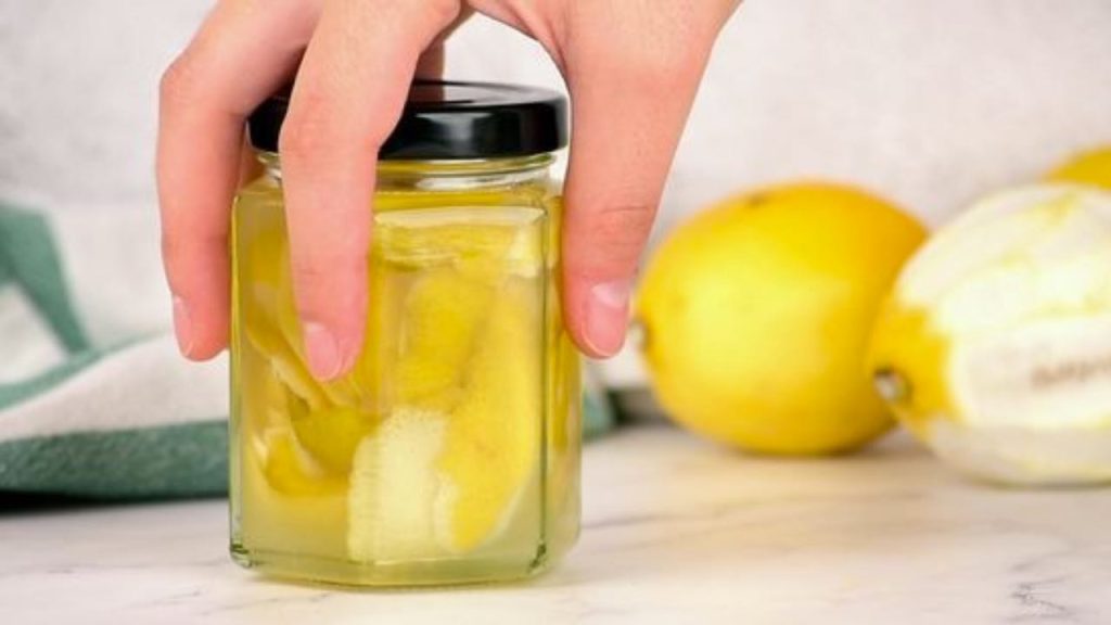 Cáscaras de limón, no las tires y sumérgelas en aceite: valen oro – Mis Consejos Jardinería