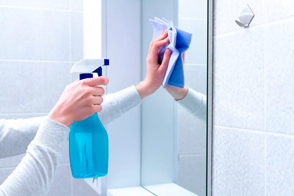 Haz la Cremina con estos 2 ingredientes para raspar toda la caliza de los espejos del baño – Mis Consejos Jardinería