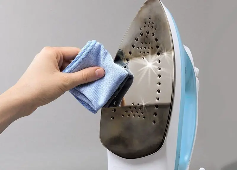 Plancha sucia, el método de la lavandería para limpiarla de arriba a abajo: vuelve a estar como nueva – Mis Consejos Jardinería