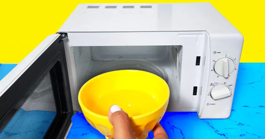 Pon un bol con agua y bicarbonato de sodio en el microondas: es la solución a un problema común – Mis Consejos Jardinería