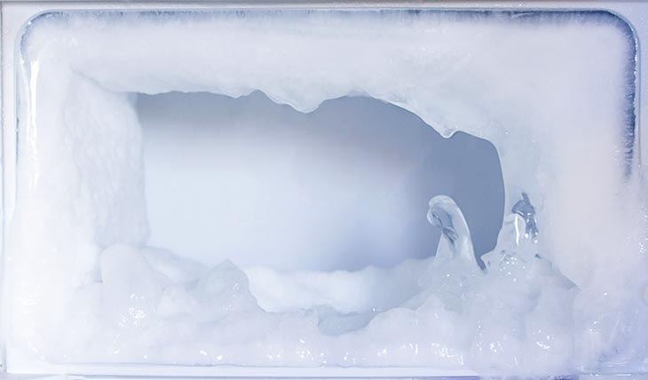 Acumulación de escarcha en un refrigerador