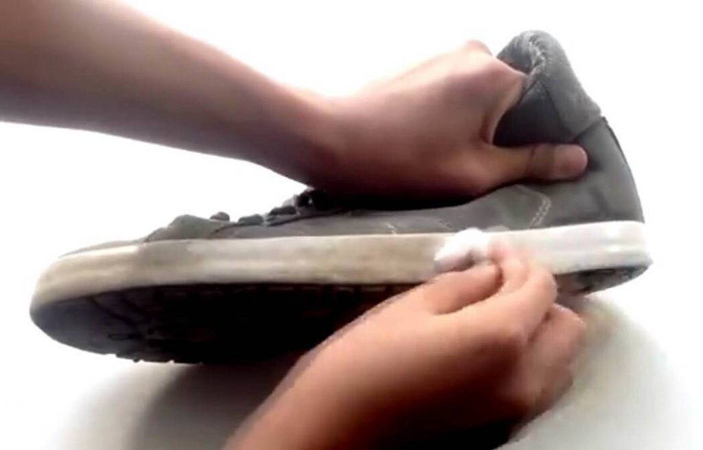 ¡Consejo práctico para quitar el barro de los zapatos sin dañarlos! – Mis Consejos Jardinería
